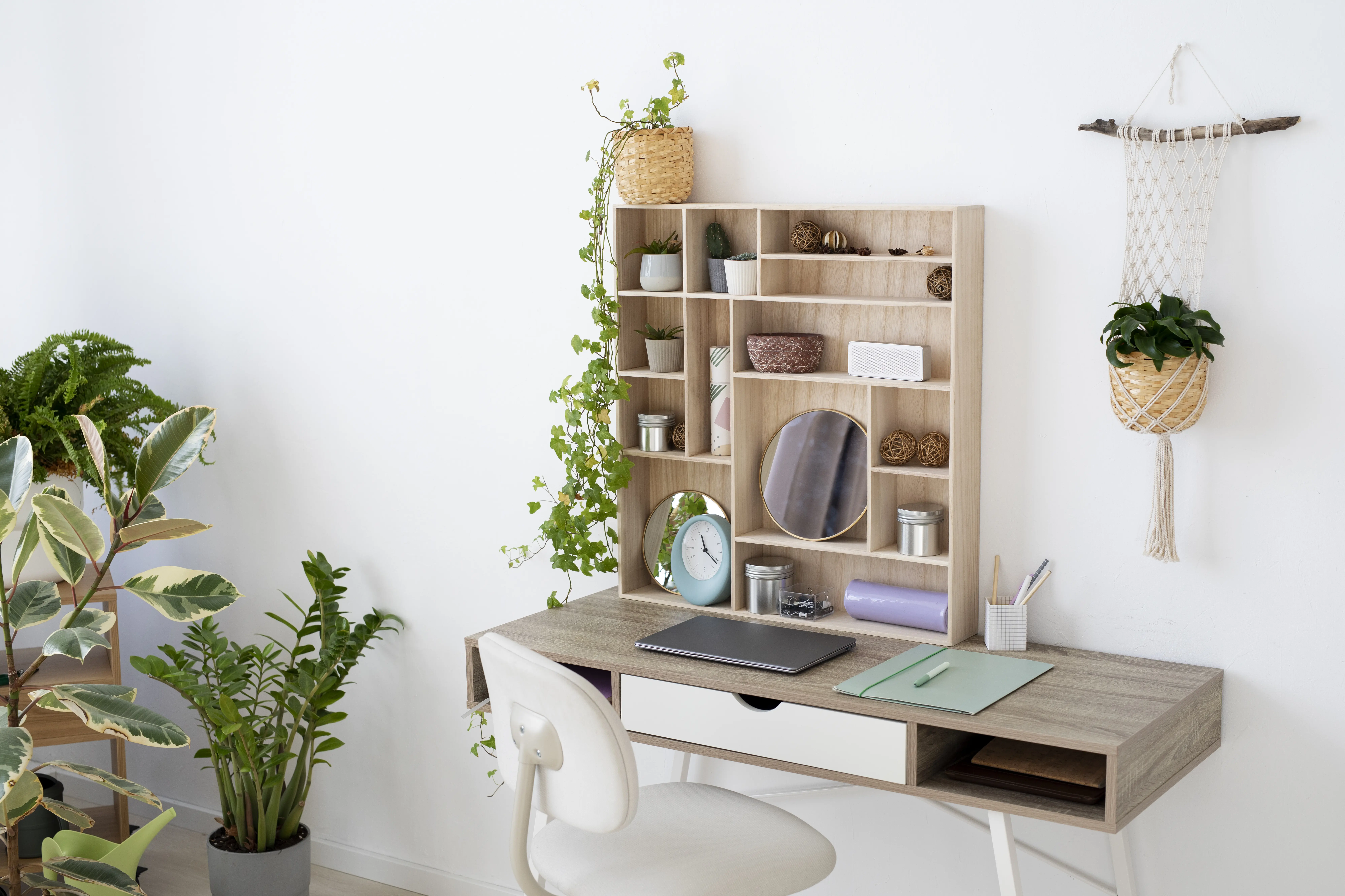 Schreibtischanordnung aus hoher Perspektive mit Pflanzen